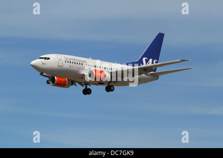 SAS Scandinavian Airlines Boeing 737-683, LN-RCW, sull approccio finale all'aeroporto di Copenaghen, CPH, Danimarca da Gardermoen, Oslo. Foto Stock