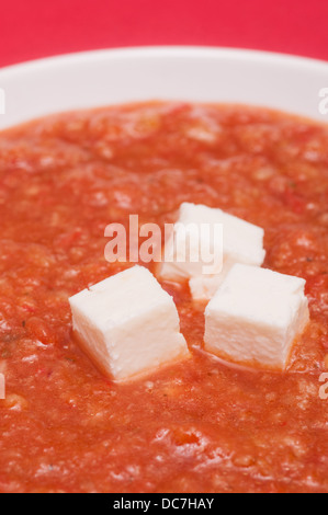 Spagnolo a freddo antipasto gazpacho (zuppa di verdure) con il formaggio feta Foto Stock