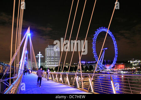 Londra, Inghilterra, Regno Unito. Il 10 agosto 2013. Il Golden Jubilee Bridge (ponte pedonale collegato a Hungerford bridge) fornisce un magnifico punto panoramico per vedere Londra dal Tamigi. La 226ft Mellors Starflyer ha restituito al Southbank e saranno presenti fino al 29 settembre a fianco del London Eye, il guscio edificio e County Hall. Alamy Live News Foto Stock