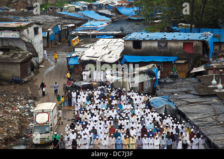 Indian uomini musulmani eseguire la preghiera di mezzogiorno Jumu'ah (Jum'ah) (Namaz-e-Tawbah o Salah-e-tawbah) Venerdì su Eid el-Fitr giorno a Mumbai Foto Stock