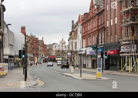 Bradshawgate in Bolton, Lancashire; l'estremità nord guarda verso la sua giunzione con Churchgate e Deansgate. Foto Stock