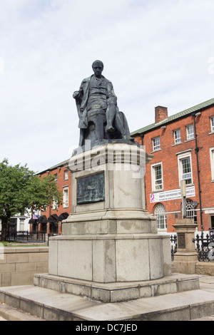 La statua di Samuel Crompton, XVIII secolo inventore di filatura del cotone mulo, Nelson Square, Bolton, Lancashire. Foto Stock