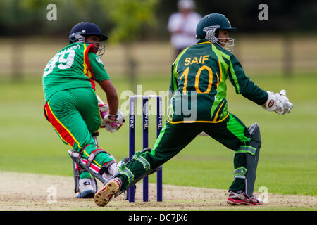 Kibworth, Leicestershire, Regno Unito. Domenica 11 agosto 2013. Azione da odi match tra il Bangladesh u19 e Pakistan u19 come parte dell'u19 ODI Torneo triangolare ha suonato in Inghilterra. Credito: Graham Wilson/Alamy Live News Foto Stock