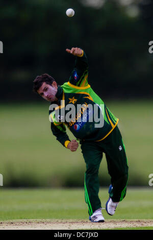 Kibworth, Leicestershire, Regno Unito. Domenica 11 agosto 2013. Azione da odi match tra il Bangladesh u19 e Pakistan u19 come parte dell'u19 ODI Torneo triangolare ha suonato in Inghilterra. Credito: Graham Wilson/Alamy Live News Foto Stock