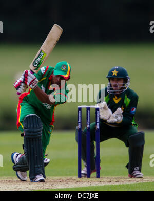 Kibworth, Leicestershire, Regno Unito. Domenica 11 agosto 2013. Azione da odi match tra il Bangladesh u19 e Pakistan u19 come parte dell'u19 ODI Torneo triangolare ha suonato in Inghilterra. Credito: Graham Wilson/Alamy Live News Foto Stock