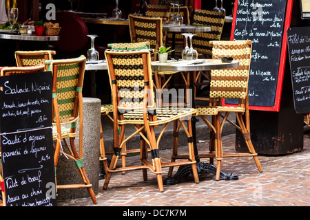 Cafe a rue Mouffetard a Parigi, Francia / sedie di vimini, strade lastricate e schede di menu Foto Stock