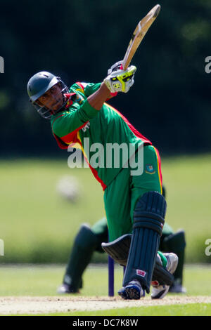 Kibworth, Leicestershire, Regno Unito. Domenica 11 agosto 2013. Azione da odi match tra il Bangladesh u19 e Pakistan u19 come parte dell'u19 ODI Torneo triangolare ha suonato in Inghilterra. Credito: Graham Wilson/Alamy Live News Foto Stock