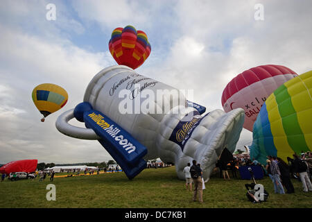 Bristol, Regno Unito.10 Ago, 2013. Balloonists preparare per la sera presto sollevare al trentacinquesimo Bristol International Balloon Fiesta Credito: Keith Larby/Alamy Live News Foto Stock