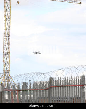 Belfast, Regno Unito. 11 Ago, 2013. Bombardiere Vulcan vola oltre la Harland e Wolff cantiere in Belfast Credit: Ian Shipley/Alamy Live News Foto Stock