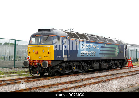 Classe 47 locomotiva diesel 47853 direttamente i servizi di trasporto ferroviario presso la stazione ferroviaria di York sciavero England Regno Unito Foto Stock