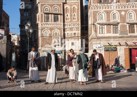 Un gruppo di uomini nella città vecchia, Sanaa, Yemen Foto Stock