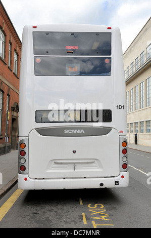 Retro di un Scania double decker bus utilizzato come una rampa di servizio di sostituzione durante i lavori di ristrutturazione di Nottingham della stazione ferroviaria Foto Stock
