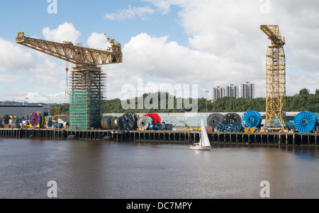 Uno yacht passa il Tyneside opere di DUCO Ltd in camminatore di Offshore Technology Park, Newcastle, England, Regno Unito Foto Stock