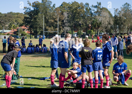 Australian ragazzi giocare a rugby union in Newport,Sydney , Australia Foto Stock