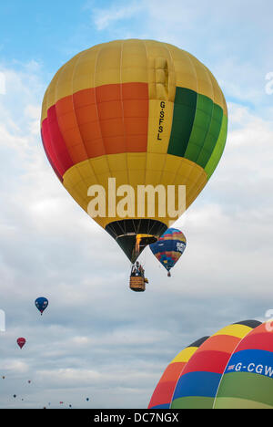 Bristol, Regno Unito. 10 Ago, 2013. I palloni ad aria calda il lancio in aria a 35th Bristol International Balloon Fiesta a Ashton Court Estate Bristol 10 Agosto 2013 Foto Stock