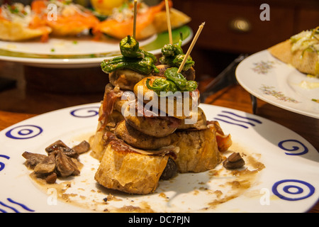 Una selezione di pintxos, o tapas in un bar di San Sebastian del centro storico in Spagna la costa basca. Foto Stock