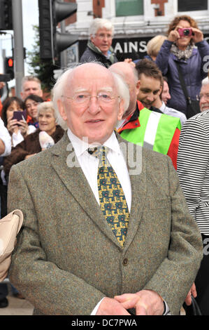 Derry / Londonderry, Irlanda del Nord, Regno Unito. 10 Ago, 2013. Presidente irlandese Michael D. Higgins in apertura del Fleadh Cheoil na hEireann, Irlanda la più grande annuale e tradizionale e folk music festival, alla Guildhall Square. La più grande celebrazione della cultura irlandese e musica fino al 18 agosto. 300.000 visitatori da tutto il mondo sono attesi a visitare la città del Regno Unito della cultura all'esperienza irlandese della cultura tradizionale e la musica. Photo credit: George Sweeney / Alamy Live News Foto Stock