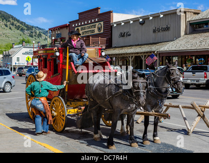 Stagecoach ride su East Broadway nel centro cittadino di Jackson, Wyoming USA Foto Stock