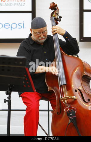 Worm, Germania. 11 agosto 2013. Il bassista francese Henri Texier è raffigurato sul palcoscenico del Jazz e gioia festival 2013 in Worms. Il francese jazz ensemble di Henri Texier Speranza Quartetto suona dal vivo al Jazz & Gioia 2013 Festival di Worms, Germania. Foto Stock