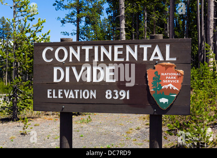 Segno indicatiing la posizione del Continental Divide, il Parco Nazionale di Yellowstone, Wyoming USA Foto Stock