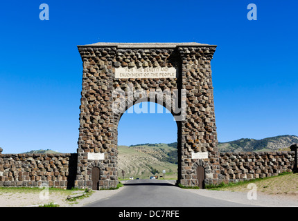 Il Roosevelt arco all'entrata nord del Parco Nazionale di Yellowstone, Wyoming USA Foto Stock