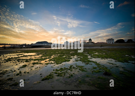 Fantastico tramonto a bassa marea a Worthing Beach, West Sussex, Regno Unito Foto Stock