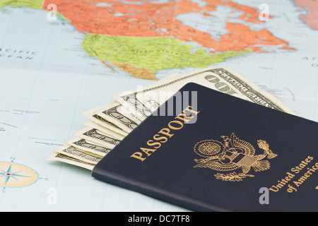 Passaporto americano con la moneta americana e una mappa come sfondo Foto Stock