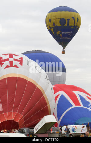 Bristol, Regno Unito, 10 agosto 2013,Vari palloncini sagomati essendo gonfiato alla 35a Bristol Balloon Fiesta Credito: Keithlarby/Alamy Live news Foto Stock