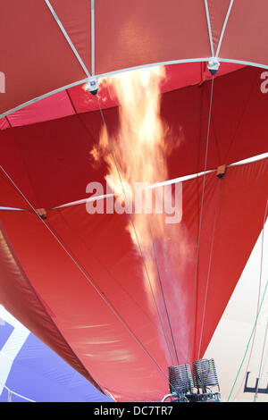 Bristol, Regno Unito, 10 agosto 2013,fiamme spara in mongolfiera per gonfiarlo alla 35a Bristol Balloon Fiesta Credito: Keithlarby/Alamy Live news Foto Stock