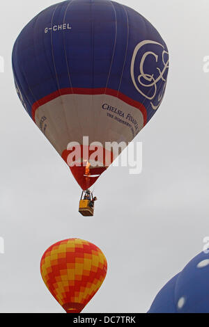 Bristol, Regno Unito, 10 agosto 2013,fiamme spara in mongolfiera per sollevarlo più elevato al trentacinquesimo Bristol Balloon Fiesta Credito: Keithlarby/Alamy Live news Foto Stock