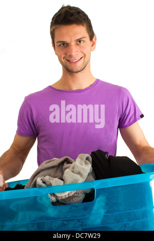 Giovane uomo facendo il lavaggio e sorridente Foto Stock