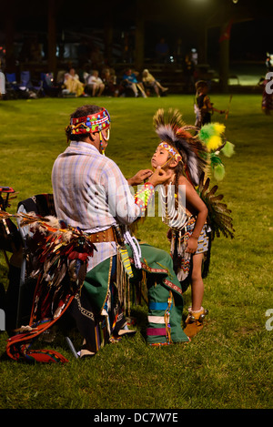 La regolazione di un giovani danzatori vestiti all'Tamkaliks Pow Wow in Oregon Wallowa della valle. Foto Stock