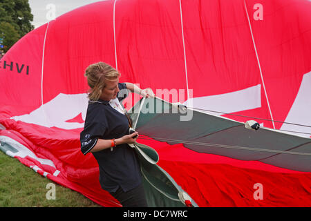 Bristol, Regno Unito, 10 agosto 2013,sollevando la busta, fiamme spara in mongolfiera per gonfiarlo alla 35a Bristol Balloon Fiesta Credito: Keithlarby/Alamy Live news Foto Stock