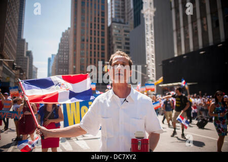 NYC Mayoral candidate e vituperati congressman Anthony Weiner unisce migliaia di Dominican-Americans e i loro amici e sostenitori come egli le campagne in Repubblica Dominicana parata del giorno a New York sulla sesta Avenue, domenica 11 agosto 2013. Weiner sondaggio numeri hanno recentemente scesa al 10 percento ponendolo quarto nel campo dei candidati democratici per il sindaco di New York. La elezione primaria è di circa un mese di distanza. (© Richard B. Levine) Foto Stock