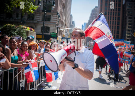 NYC Mayoral candidate e vituperati congressman Anthony Weiner unisce migliaia di Dominican-Americans e i loro amici e sostenitori come egli le campagne in Repubblica Dominicana parata del giorno a New York sulla sesta Avenue, domenica 11 agosto 2013. Weiner sondaggio numeri hanno recentemente scesa al 10 percento ponendolo quarto nel campo dei candidati democratici per il sindaco di New York. La elezione primaria è di circa un mese di distanza. (© Richard B. Levine) Foto Stock