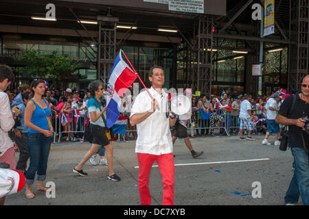 NYC Mayoral candidate e vituperati congressman Anthony Weiner unisce migliaia di Dominican-Americans e i loro amici e sostenitori come egli le campagne in Repubblica Dominicana parata del giorno a New York sulla sesta Avenue, domenica 11 agosto 2013. Weiner sondaggio numeri hanno recentemente scesa al 10 percento ponendolo quarto nel campo dei candidati democratici per il sindaco di New York. La elezione primaria è di circa un mese di distanza. (© Richard B. Levine) Foto Stock