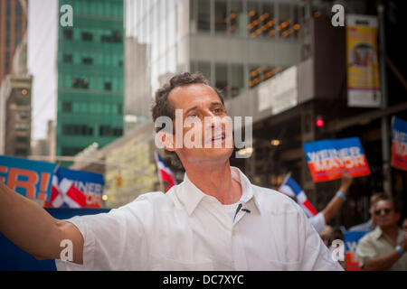 NYC Mayoral candidate e vituperati congressman Anthony Weiner unisce migliaia di Dominican-Americans e i loro amici e sostenitori come egli le campagne in Repubblica Dominicana parata del giorno a New York sulla sesta Avenue, domenica 11 agosto 2013. Weiner sondaggio numeri hanno recentemente scesa al 10 percento ponendolo quarto nel campo dei candidati democratici per il sindaco di New York. La elezione primaria è di circa un mese di distanza. (© Richard B. Levine) Foto Stock