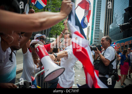 NYC Mayoral candidate e vituperati congressman Anthony Weiner unisce migliaia di Dominican-Americans e i loro amici e sostenitori come egli le campagne in Repubblica Dominicana parata del giorno a New York sulla sesta Avenue, domenica 11 agosto 2013. Weiner sondaggio numeri hanno recentemente scesa al 10 percento ponendolo quarto nel campo dei candidati democratici per il sindaco di New York. La elezione primaria è di circa un mese di distanza. (© Richard B. Levine) Foto Stock