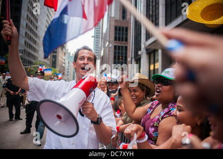 NYC Mayoral candidate e vituperati congressman Anthony Weiner unisce migliaia di Dominican-Americans e i loro amici e sostenitori come egli le campagne in Repubblica Dominicana parata del giorno a New York sulla sesta Avenue, domenica 11 agosto 2013. Weiner sondaggio numeri hanno recentemente scesa al 10 percento ponendolo quarto nel campo dei candidati democratici per il sindaco di New York. La elezione primaria è di circa un mese di distanza. (© Richard B. Levine) Foto Stock