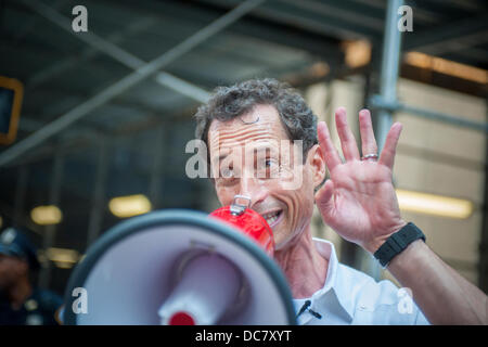 NYC Mayoral candidate e vituperati congressman Anthony Weiner unisce migliaia di Dominican-Americans e i loro amici e sostenitori come egli le campagne in Repubblica Dominicana parata del giorno a New York sulla sesta Avenue, domenica 11 agosto 2013. Weiner sondaggio numeri hanno recentemente scesa al 10 percento ponendolo quarto nel campo dei candidati democratici per il sindaco di New York. La elezione primaria è di circa un mese di distanza. (© Richard B. Levine) Foto Stock