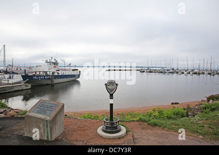 A gettone binocolo sulla riva del Lago Superiore al Bayfield, Wisconsin. Foto Stock