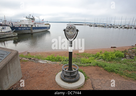 A gettone binocolo sulla riva del Lago Superiore al Bayfield, Wisconsin. Foto Stock