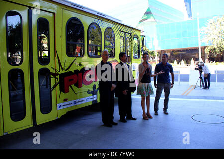 Agosto 8, 2013 - Hollywood, California, Stati Uniti - Ho15629CHW .città di West Hollywood lancia ''La linea di prelievo'' Navetta intrattenimento .West Hollywod biblioteca pubblica, West Hollywood, CA.08/09/2013 .COUNCILMEMBER GIOVANNI HEILMAN, sindaco PRO TEMPORE GIOVANNI D'AMICO, WEST HOLLYWOOD SINDACO DI ABBE E TERRA COUNCILMEMBER GIOVANNI J.DURAN ANNUNCIA LA LINEA DI PRELIEVO TROLLEY E SERVIZIO NAVETTA DI INTRATTENIMENTO . 2013 (credito Immagine: © Clinton Wallace/Globe foto/ZUMAPRESS.com) Foto Stock