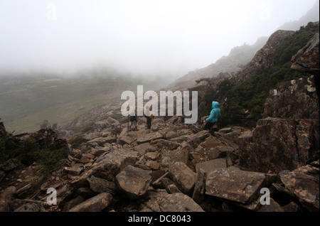 Gli escursionisti che scende dalla vetta del Cradle Mountain in Tasmania Foto Stock