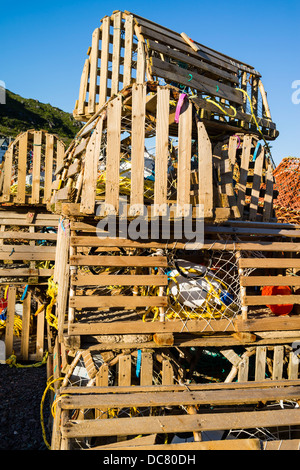 Legno trappole a base di aragosta o pentole a impilati alta dal porto di Petty Harbor-Maddox Cove, Terranova, Canada. Foto Stock