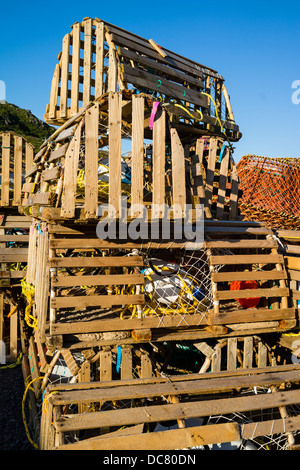 Legno trappole a base di aragosta o pentole a impilati alta dal porto di Petty Harbor-Maddox Cove, Terranova, Canada. Foto Stock