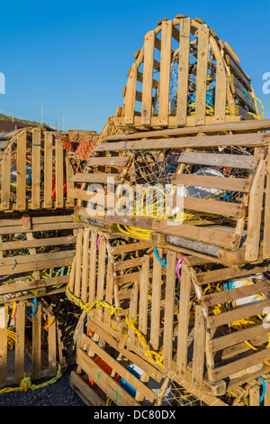 Legno trappole a base di aragosta o pentole a impilati alta dal porto di Petty Harbor-Maddox Cove, Terranova, Canada. Foto Stock