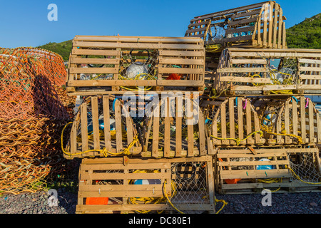 Legno trappole a base di aragosta o pentole a impilati alta dal porto di Petty Harbor-Maddox Cove, Terranova, Canada. Foto Stock