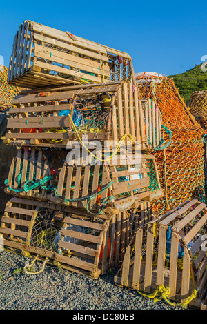 Legno trappole a base di aragosta o pentole a impilati alta dal porto di Petty Harbor-Maddox Cove, Terranova, Canada. Foto Stock