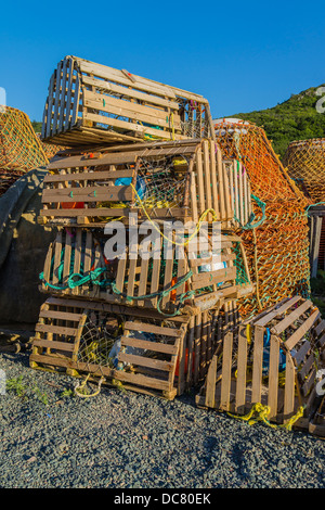 Legno trappole a base di aragosta o pentole a impilati alta dal porto di Petty Harbor-Maddox Cove, Terranova, Canada. Foto Stock